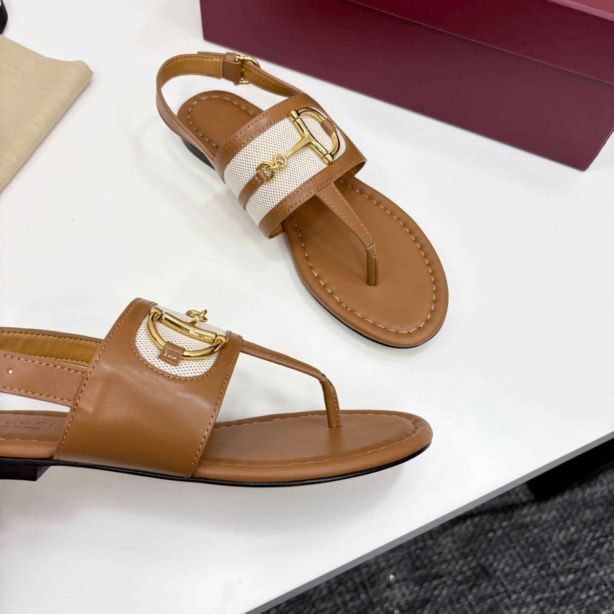 GUCCI WOMEN’S THONG SANDAL WITH HORSEBIT LIGHT BROWN 834431 AAEZJ 2744