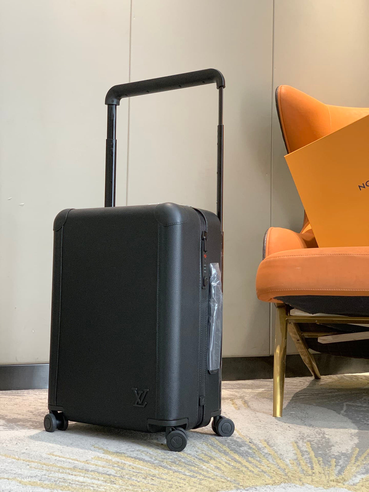 Louis Vuitton Horizon 55 Suitcase Grained Leather Black 55Cm M10240