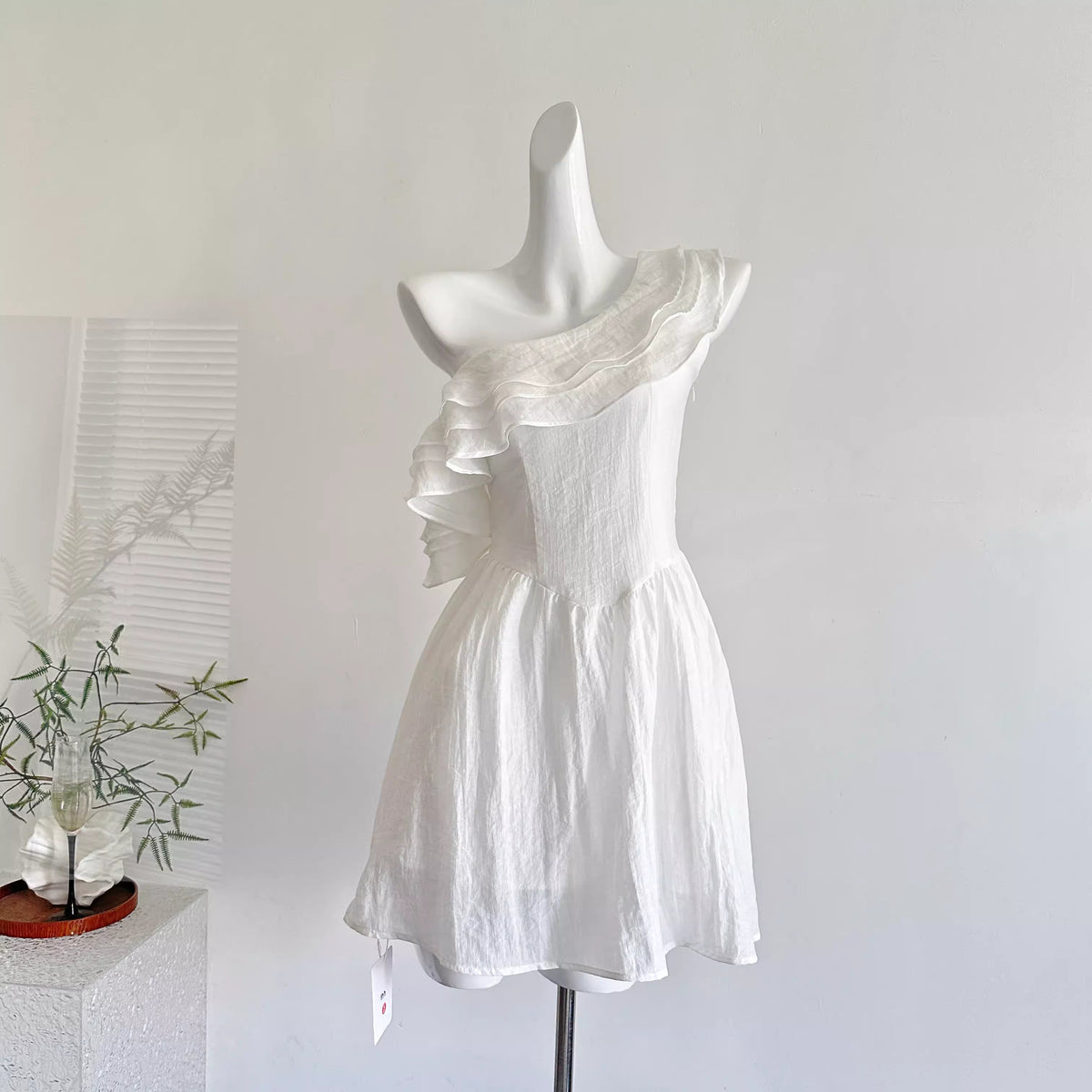 French-style gentle and feminine off-shoulder ruffled white dress, new spring style, slimming and elegant.   11458
