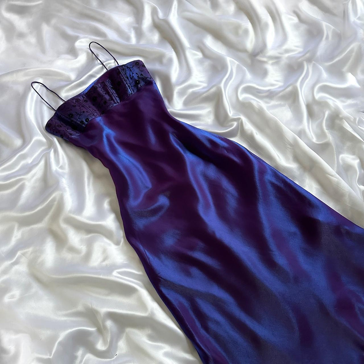 🔮✨Iridescent deep purple and blue glossy sparkly stunning stunning unique stylish beautiful elegant delicate floral long satin ball gown evening dress birthday party dress prom dress gh3917