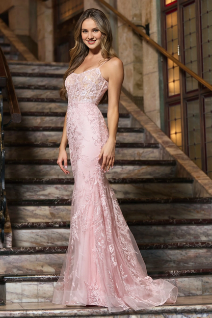 Thin shoulder strap lace decal thin gauze back strap exposed back and floor length evening dress