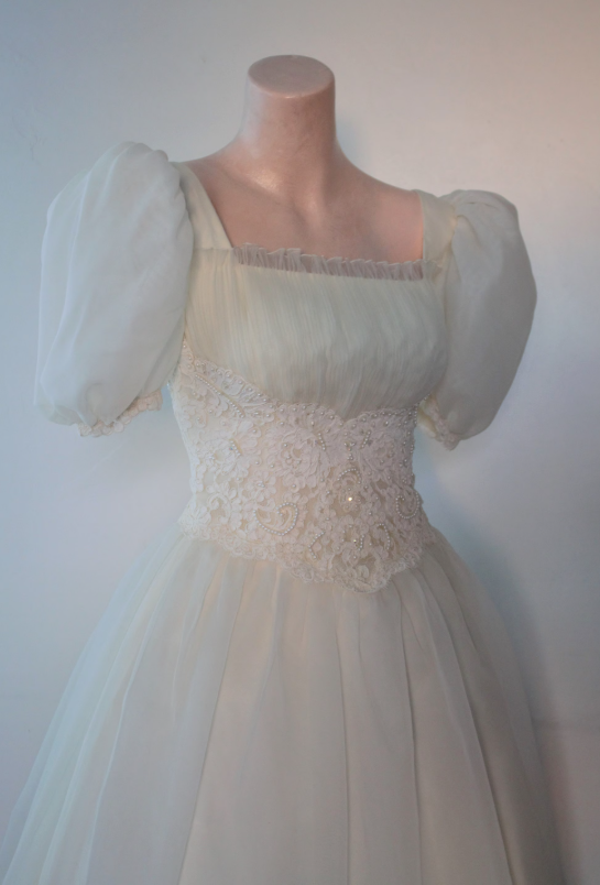 Vintage Palace Style Puff-Sleeve Lace Gown | Tulle Waist-Fitted Train Maxi Dress gh6420