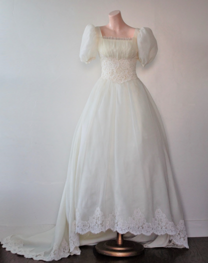 Vintage Palace Style Puff-Sleeve Lace Gown | Tulle Waist-Fitted Train Maxi Dress gh6420