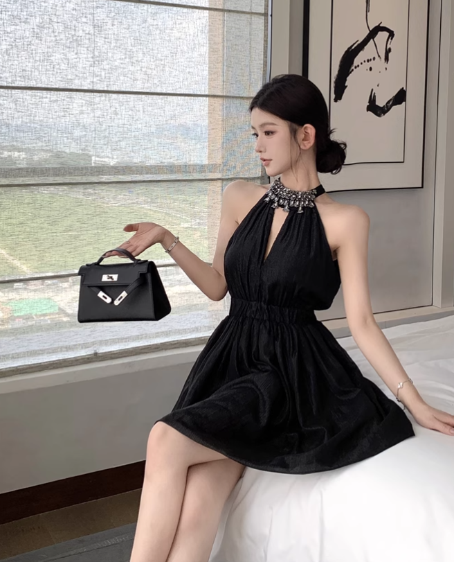 Simple Fashion Black Beading V-neck Design A-line Halter Homecoming Dress TP3719