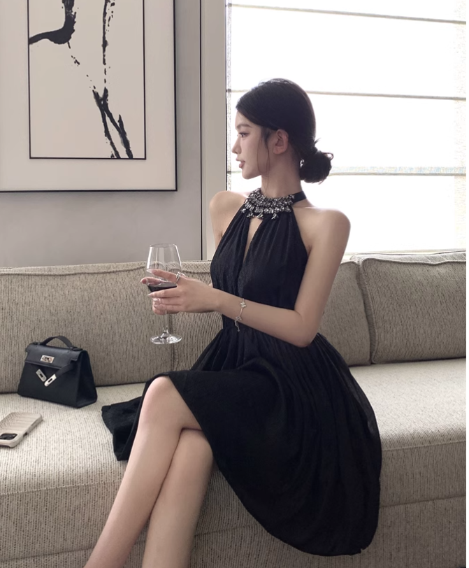 Simple Fashion Black Beading V-neck Design A-line Halter Homecoming Dress TP3719