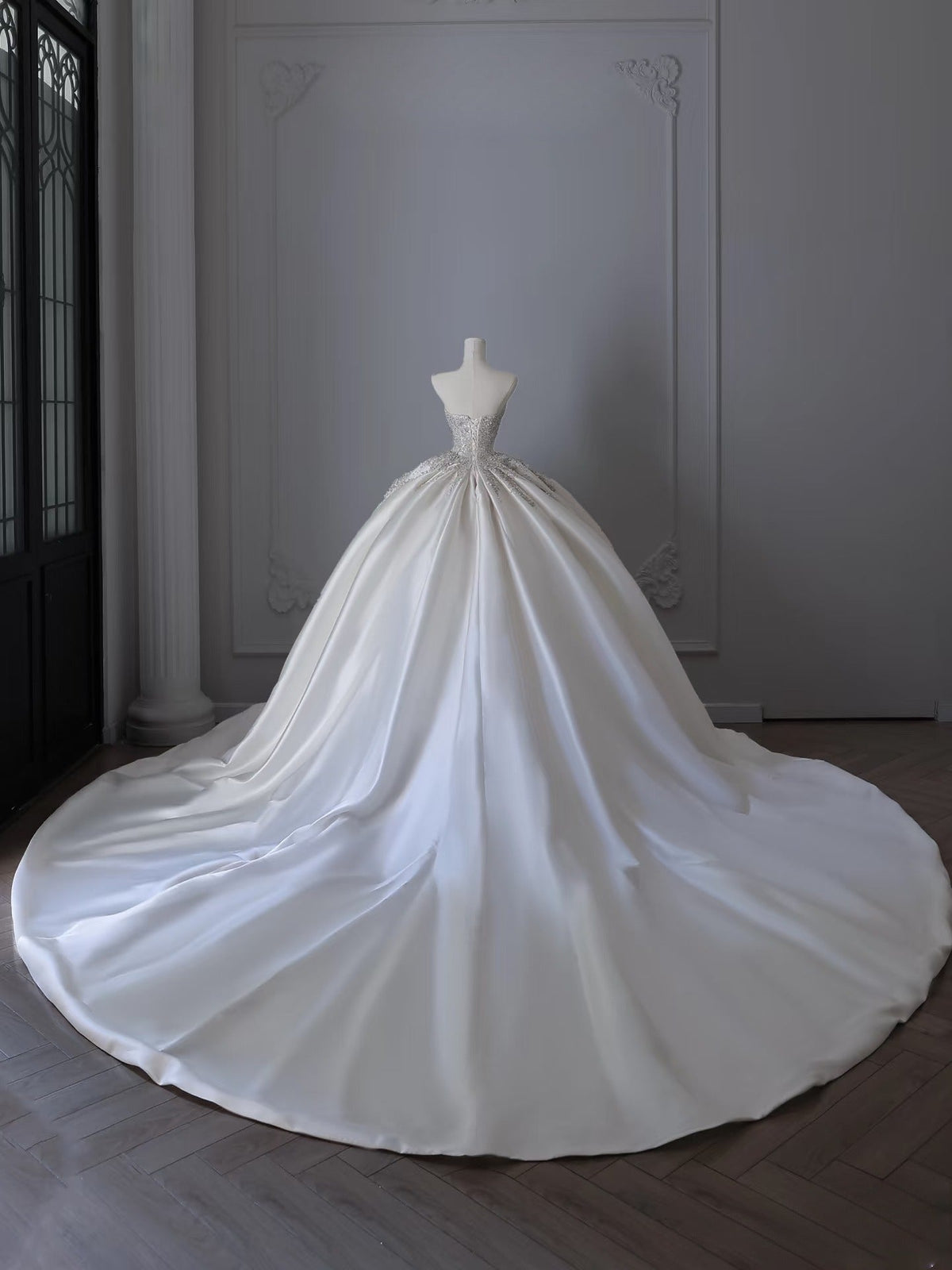 Timeless Ball Gown Sweetheart Satin White Wedding Dresses Brides Dress