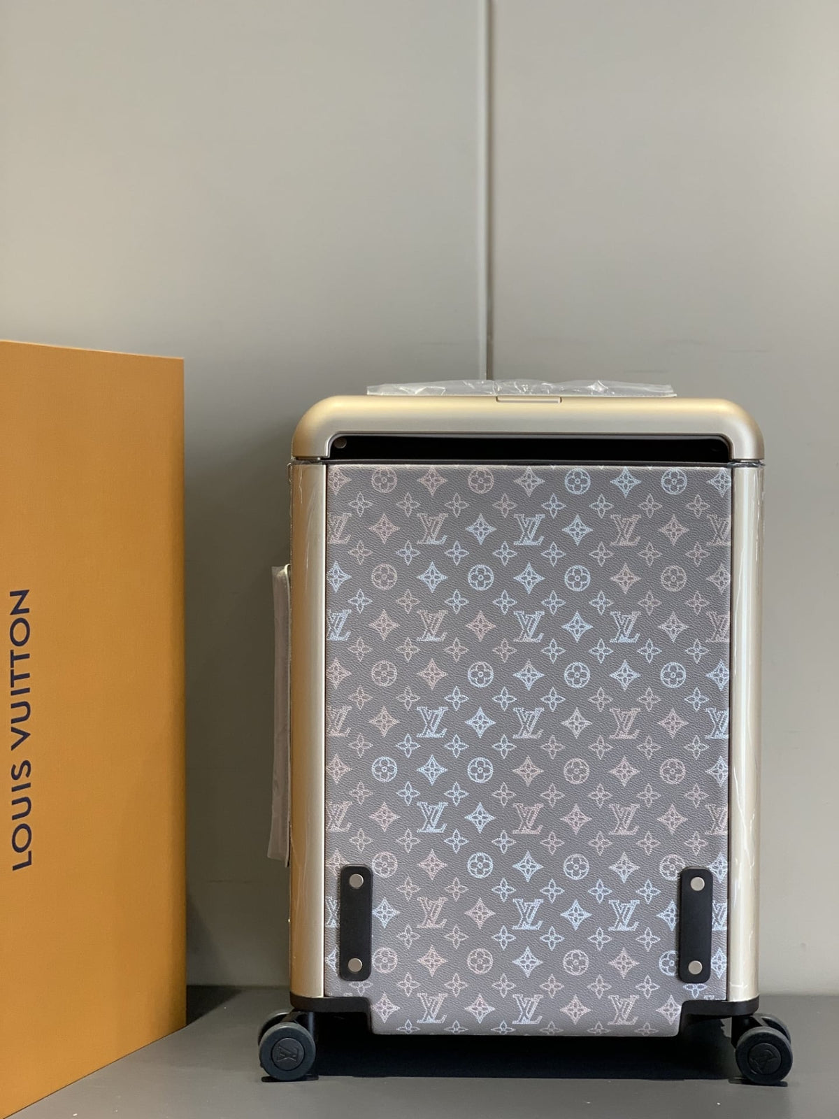 Louis Vuitton Horizon 55 Suitcase Mahina Perforated Calfskin Leather Gray 55Cm M10282