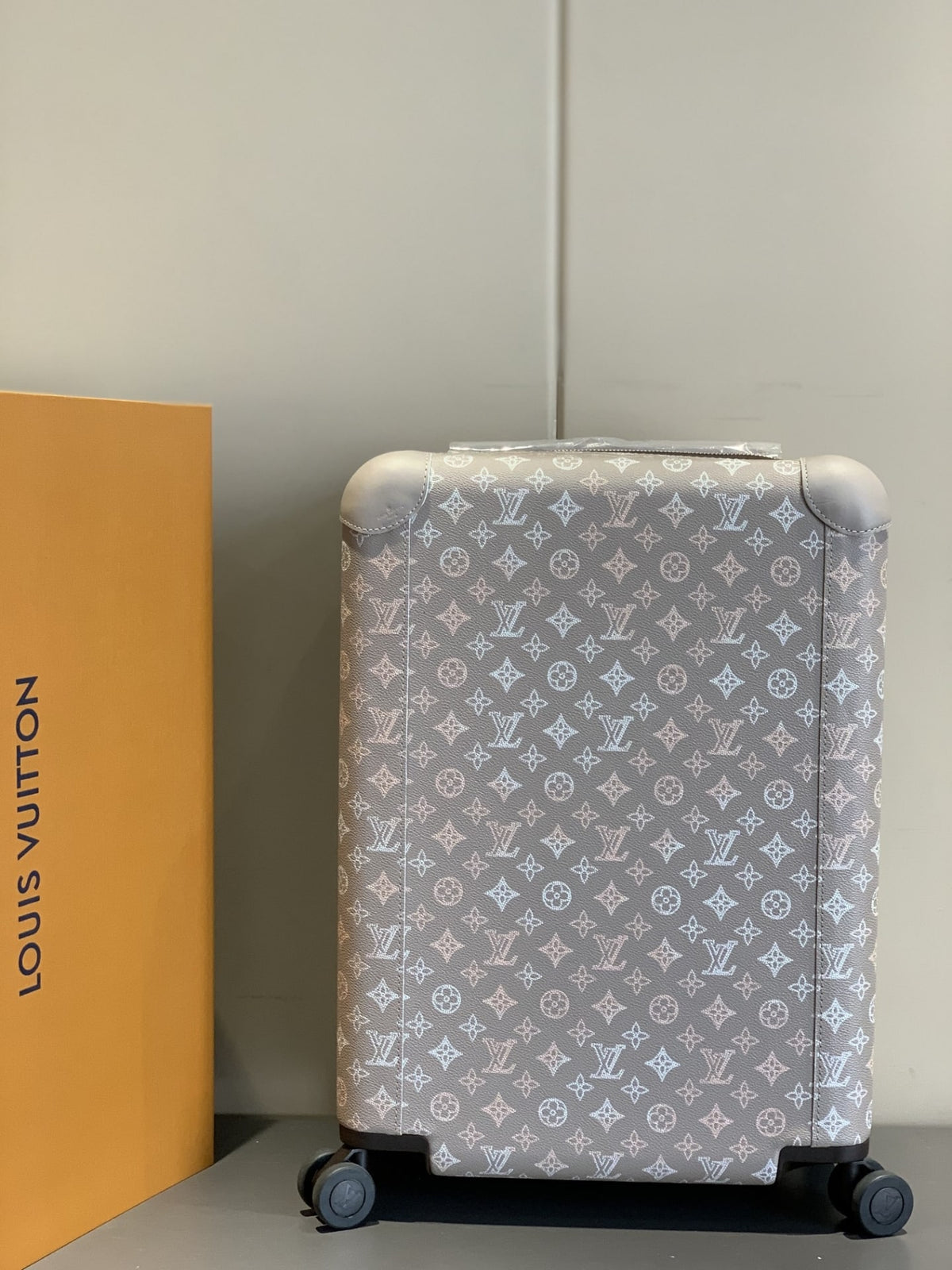 Louis Vuitton Horizon 55 Suitcase Mahina Perforated Calfskin Leather Gray 55Cm M10282