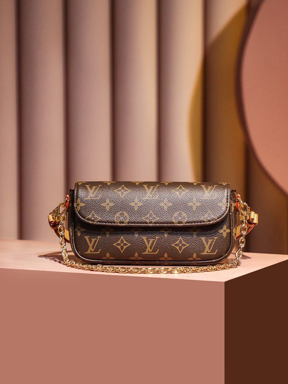 Louis Vuitton Wallet on Chain Ivy Monogram M81911