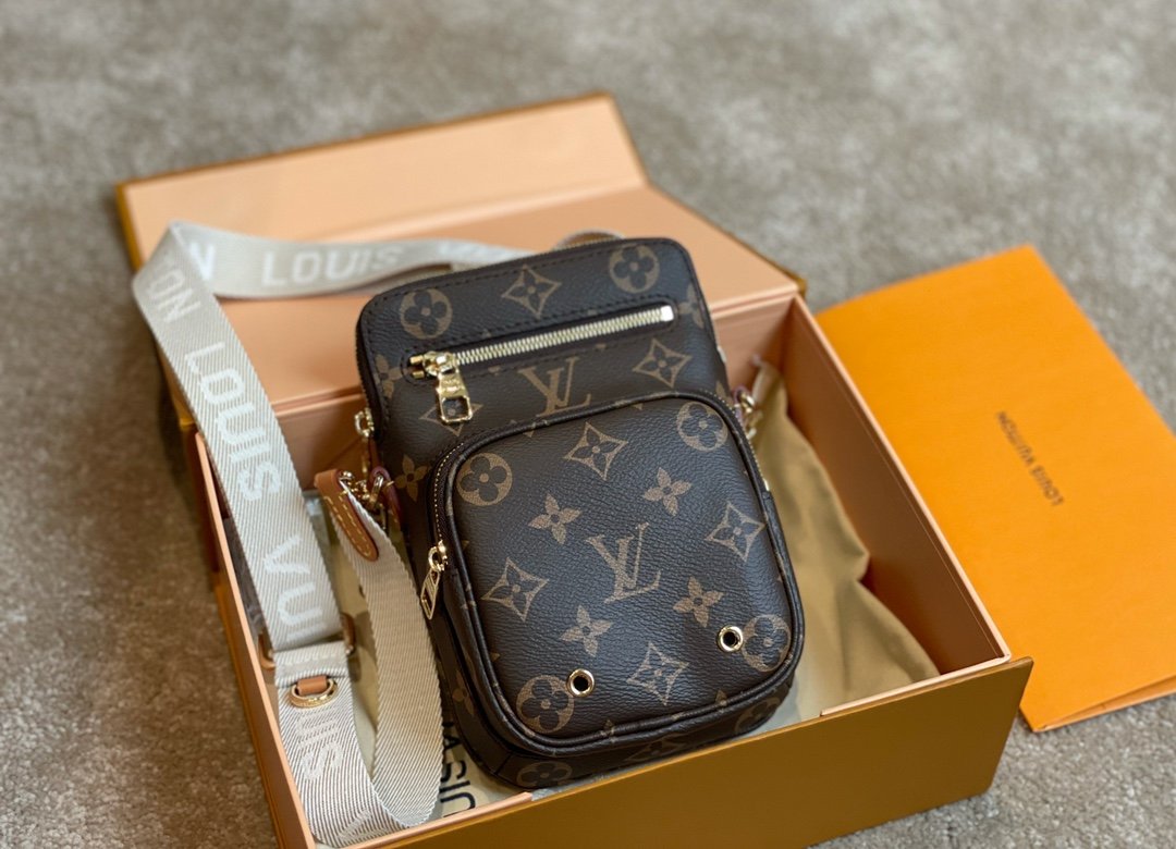 LOUIS VUITTON  Monogram Utility Phone Sleeve