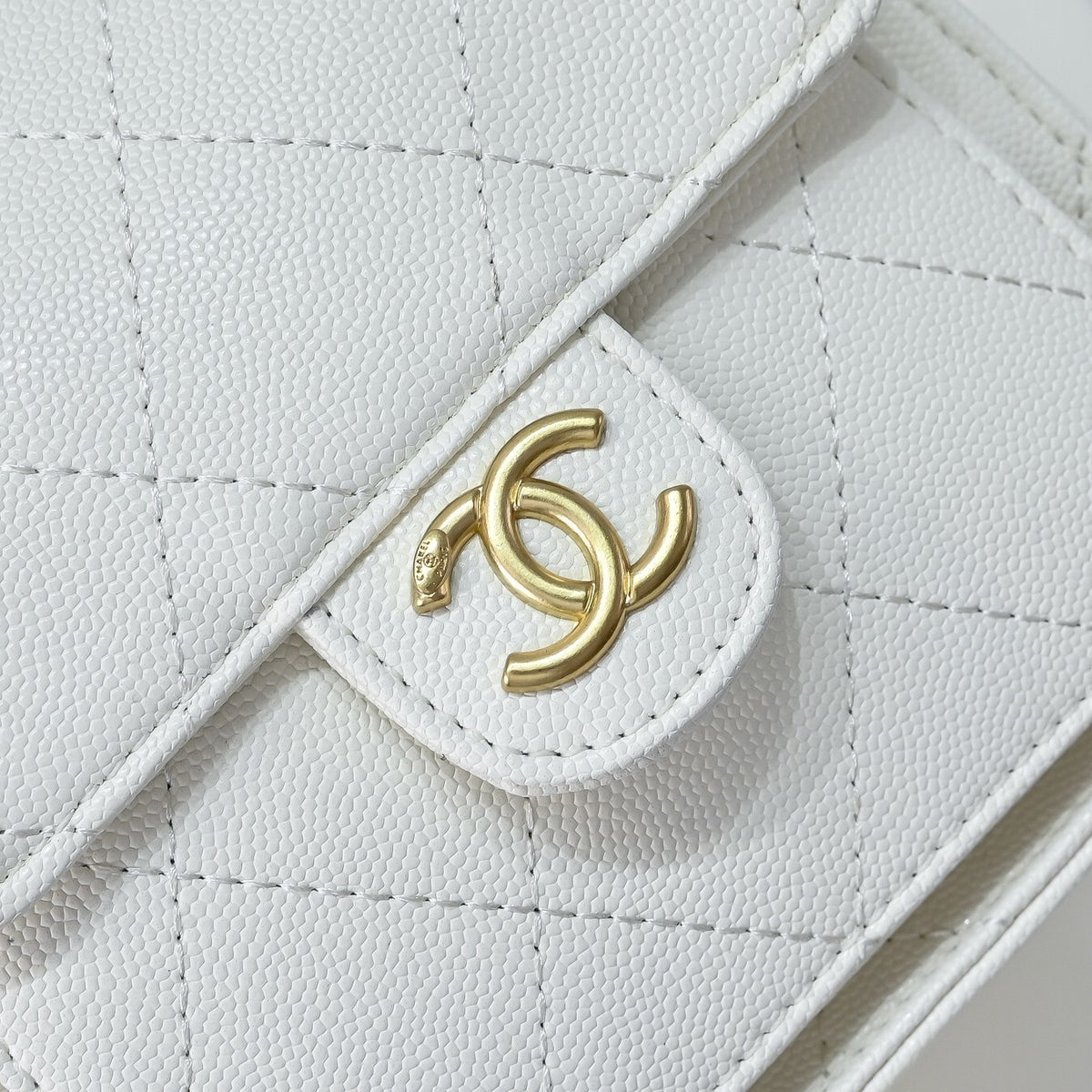 Chanel 25 Medium Size Backpack Grain Effect And Gold Metal White 23Cm As5600 B20304 10601