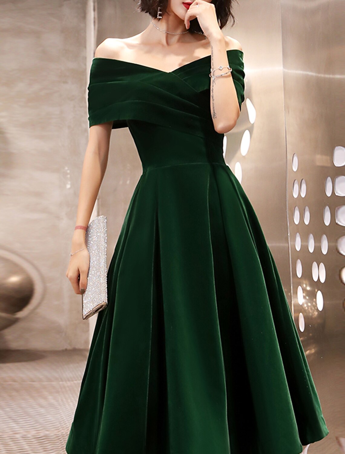Green A-Line Velvet Cross-Pleated Off Shoulder Short Sleeve Elegant Homecoming Midi Dress