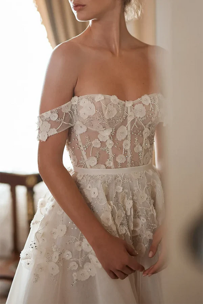 A straight line sweetheart sticker countryside style wedding dress paired with palace train