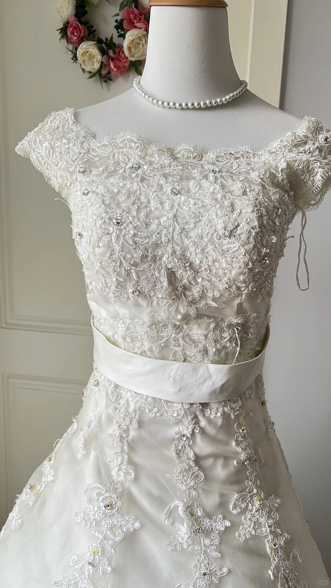 Vintage Court White Round Neck Lace Embroidered Train Ball Gown Wedding Dresses