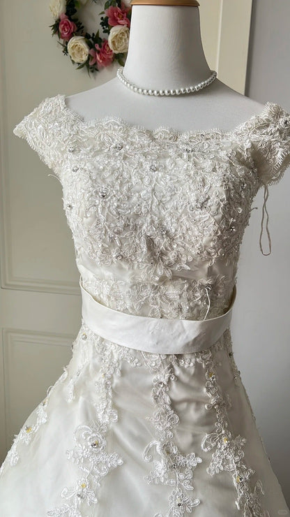 Vintage Court White Round Neck Lace Embroidered Train Ball Gown Wedding Dresses