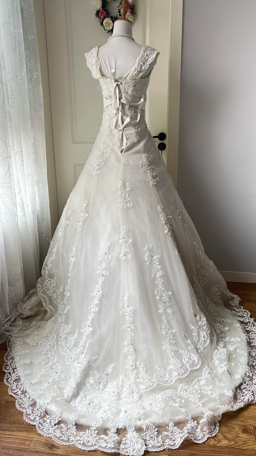 Vintage Court White Round Neck Lace Embroidered Train Ball Gown Wedding Dresses