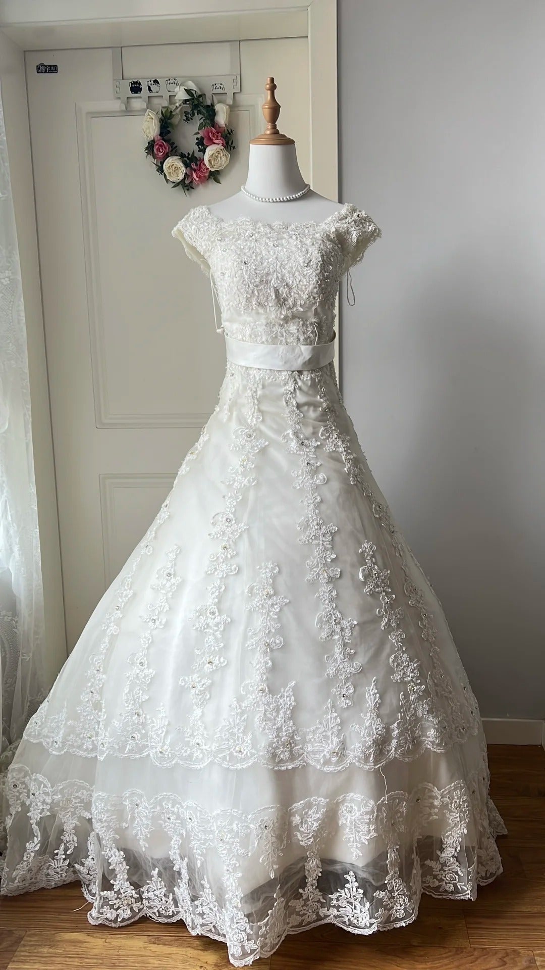Vintage Court White Round Neck Lace Embroidered Train Ball Gown Wedding Dresses