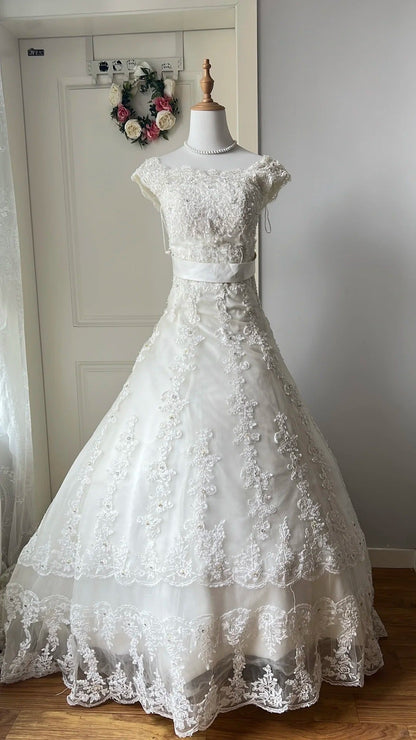 Vintage Court White Round Neck Lace Embroidered Train Ball Gown Wedding Dresses