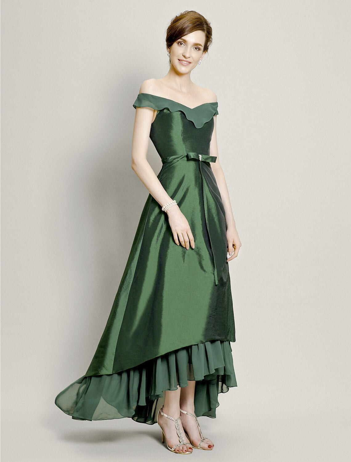 A-Line Mother of the Bride Dress Elegant High Low Off Shoulder Asymmetrical Chiffon Taffeta Short Sleeve with Pick Up Skirt Bow(s) Beading